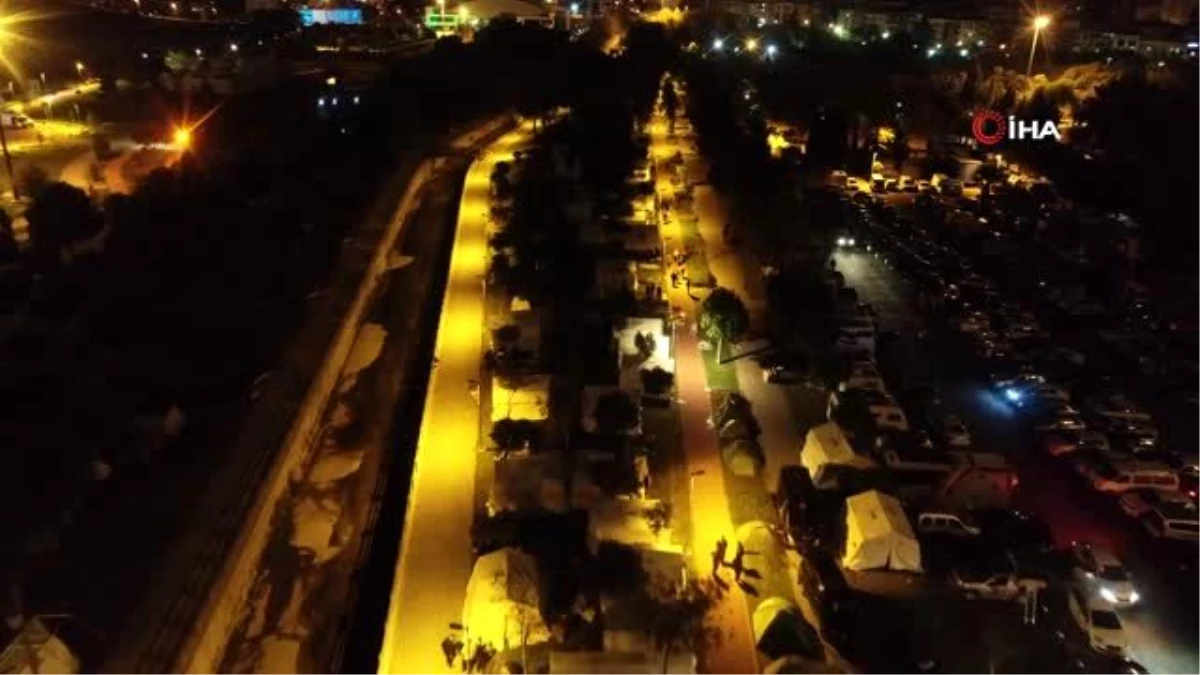 Depremzedeler geceyi çadır kentte geçiriyor