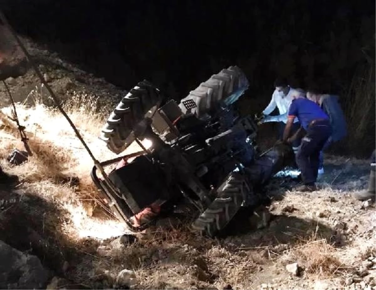 Devrilen traktörün altında kalan çift, öldü