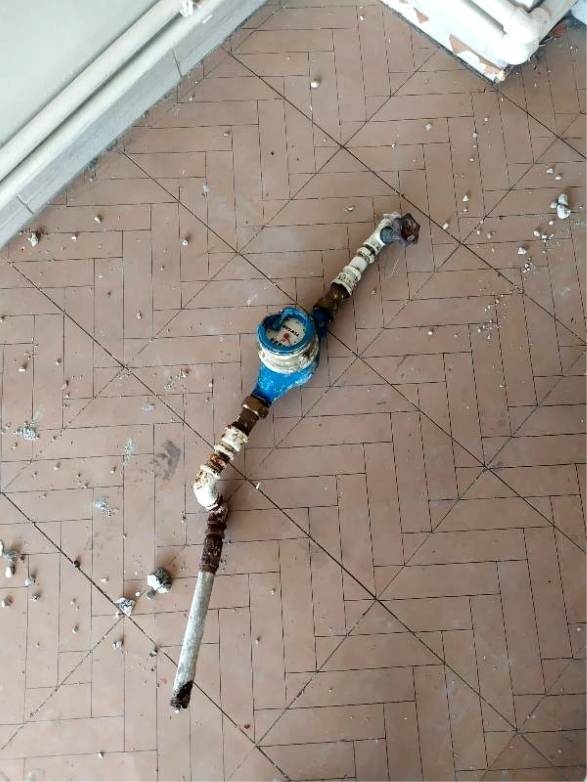 Elazığ\'daki depremde ağır hasar gören evden su saatinin çalınmasına 1 gözaltı