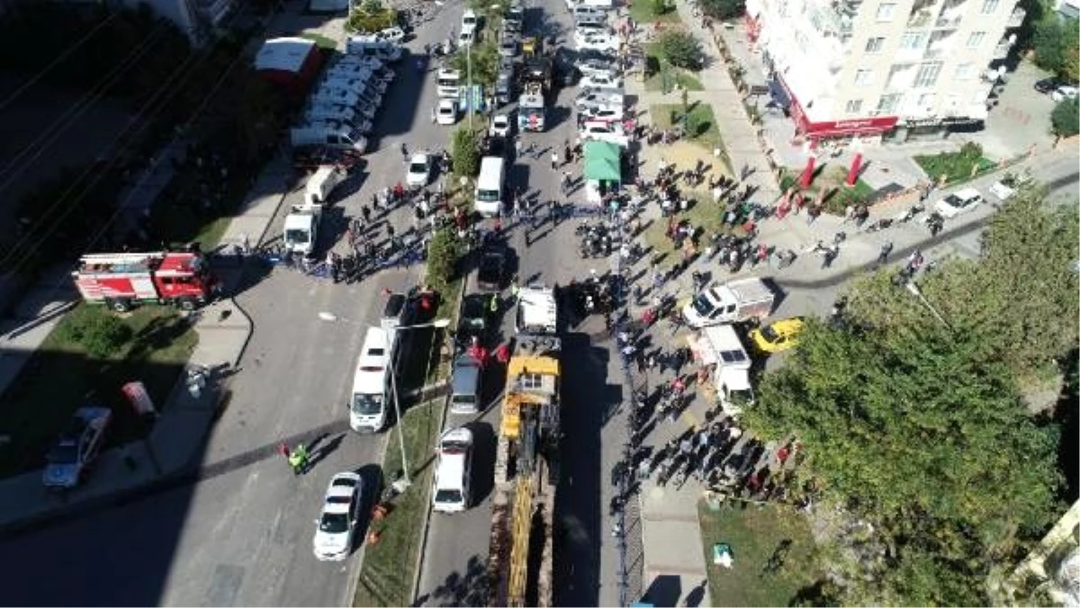 Enkaz alanlarına gelen vatandaşlar, yoğunluk oluşturdu