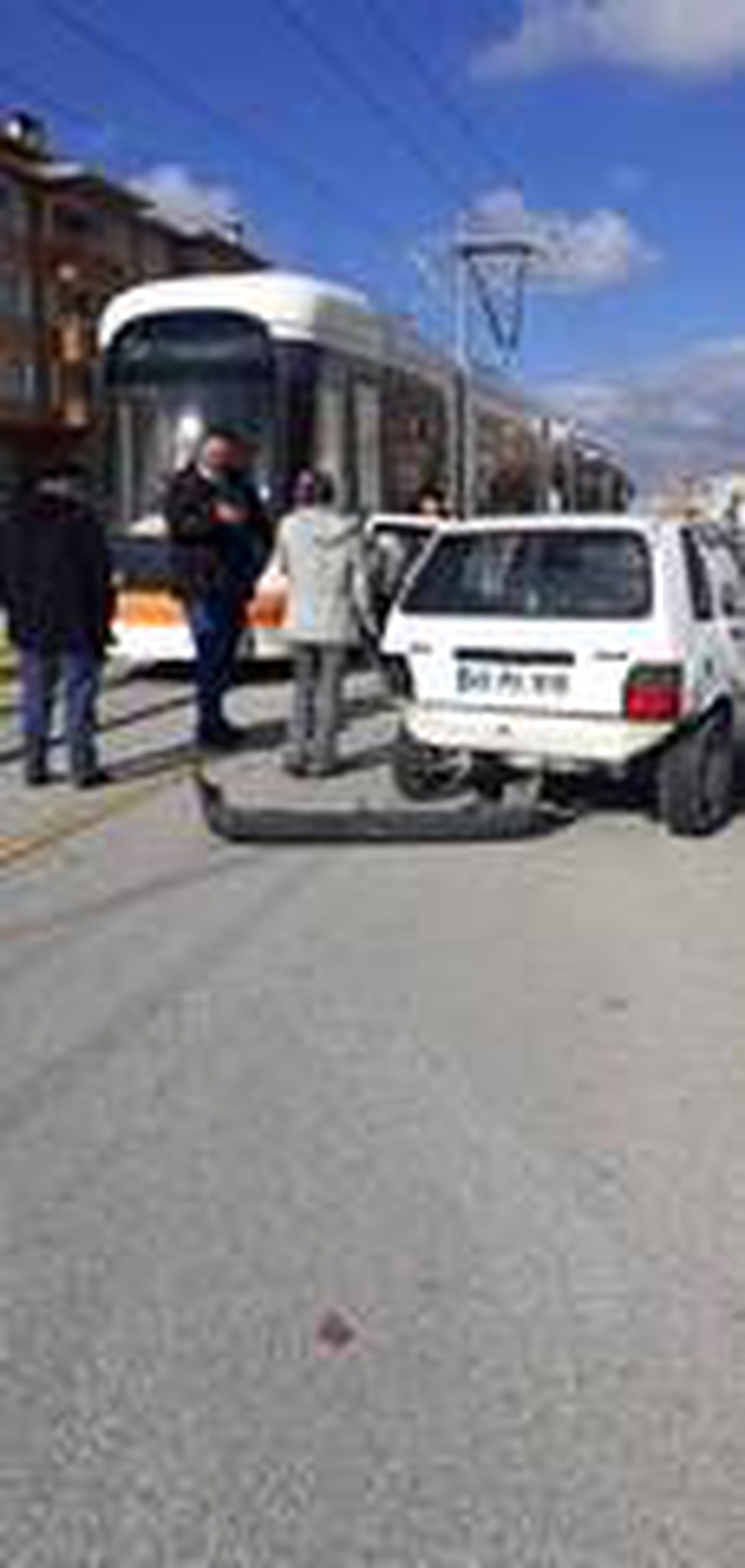 Eskişehir\'deki trafik kazasında 2 otomobil ve tramvay hasar gördü