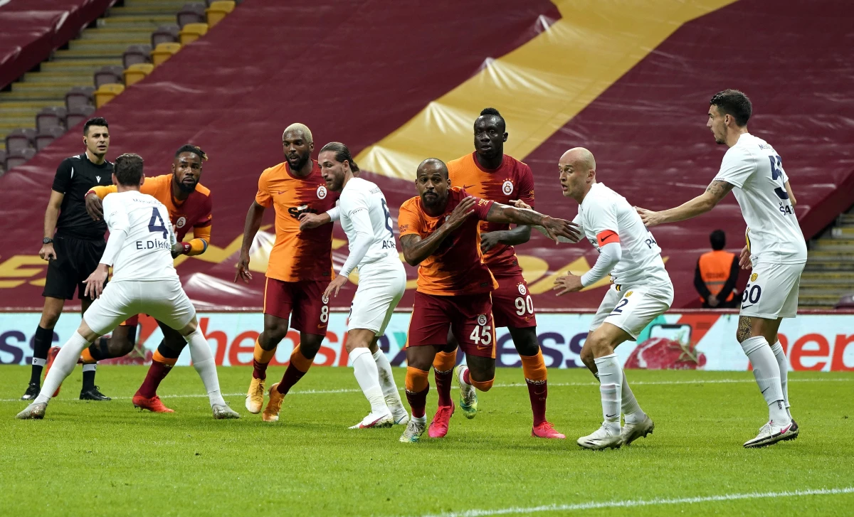Galatasaray\'da Ankaragücü maçında Marcao ve Saracchi sakatlandı