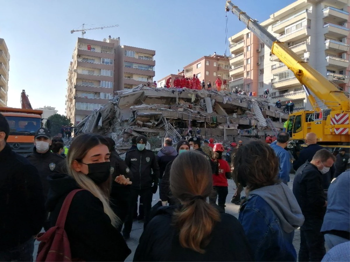 İkizler, enkaz altından çıkarılmayı bekliyor