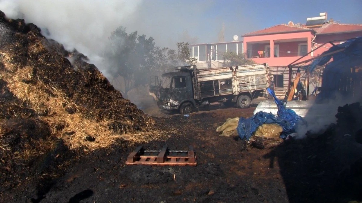 İnek çiftliğindeki yangında samanlar ve kamyonet yandı