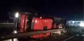 Islak zeminde kayan tır böyle devrildi