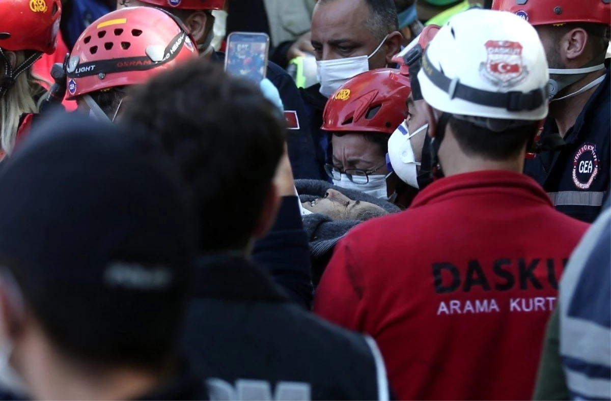 İzmir\'de enkaz altında 5 kişilik aileden 4\'ü çıkarıldı