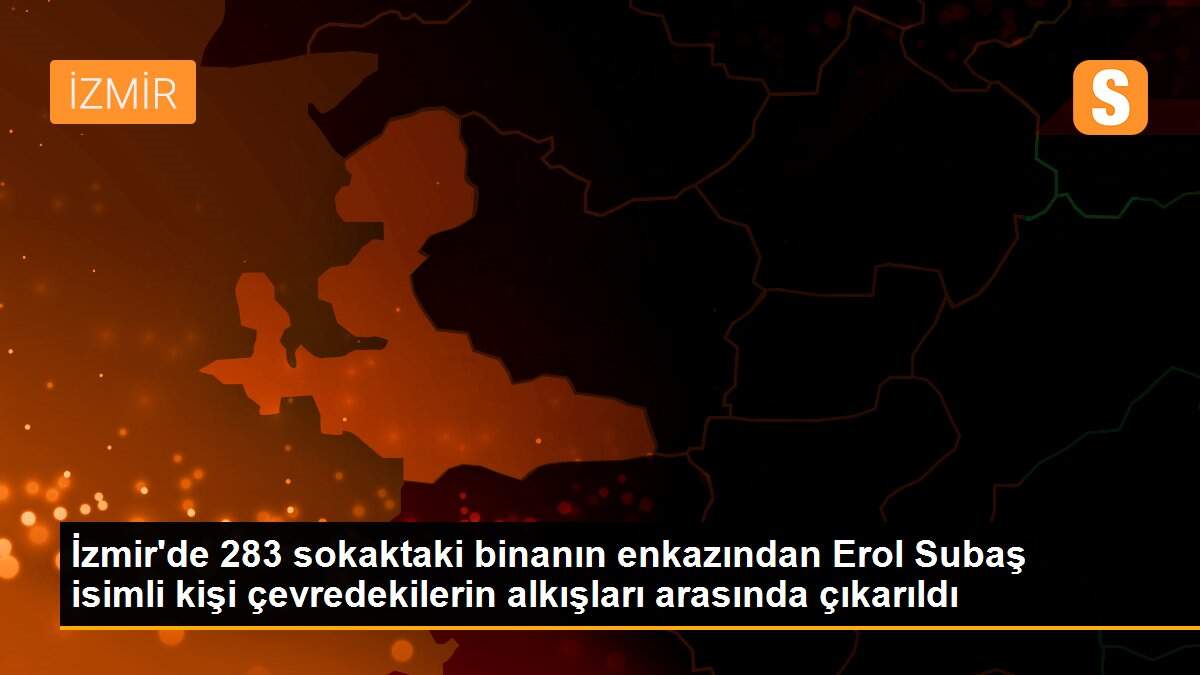 İzmir\'de 283 sokaktaki binanın enkazından Erol Subaş isimli kişi çevredekilerin alkışları arasında çıkarıldı