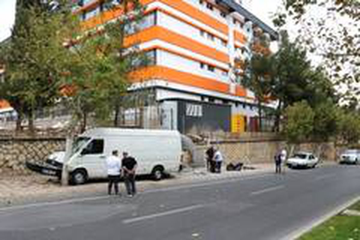 Minibüs durağa girdi: 1 yaralı