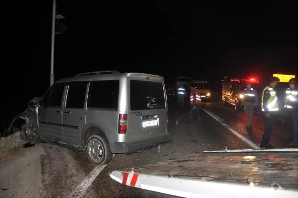 Osmaniye\'de hafif ticari araç ile otomobil çarpıştı: 1 ölü, 3 yaralı