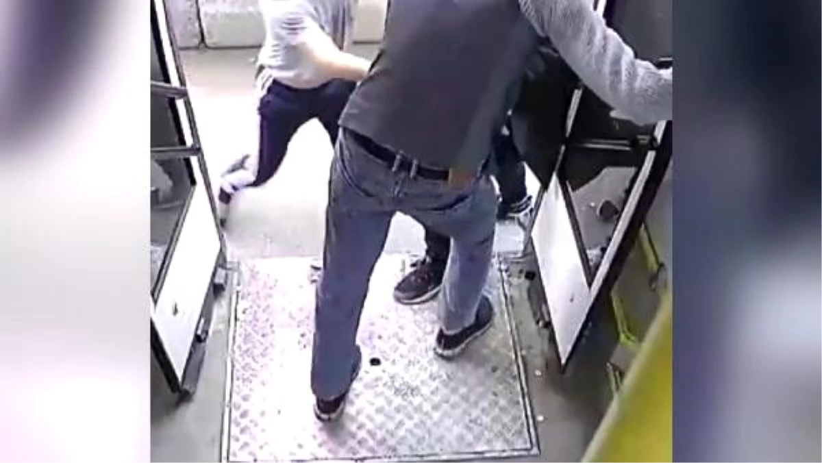 Rusya\'da otobüs görevlisi ile yolcular arasında maske kavgası