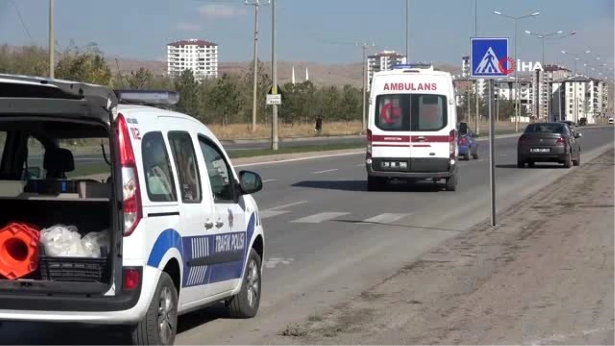 Sivas\'ta traktörle minibüs çarpıştı: Minibüsün sürücüsü yaralandı