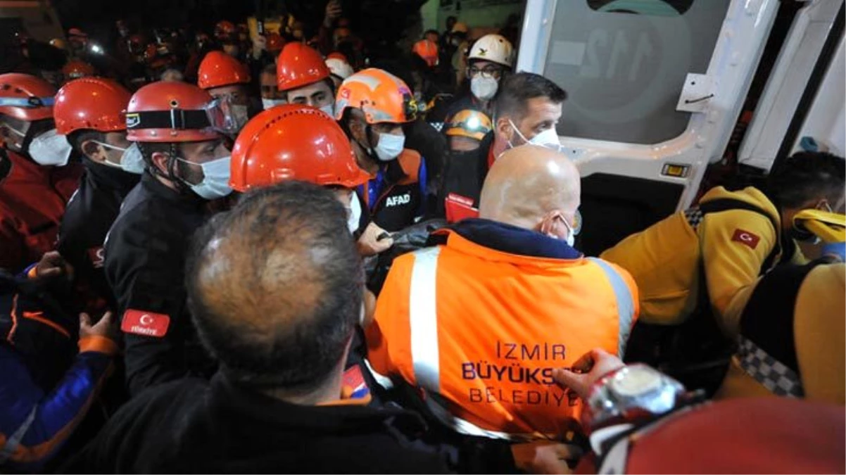 Son Dakika: İzmir\'de Rıza Bey sitesi enkazından 30 saat sonra yaralı olarak çıkarılan kadın, hayatını kaybetti