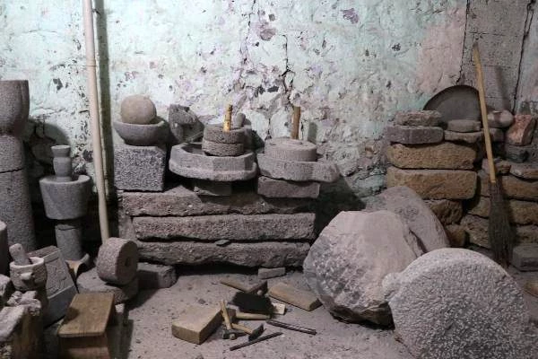 1957 rakımlı volkanik Karacadağ'dan topladığı bazalt taşlara şekil veriyor
