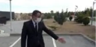 Aracın üzerinde unutarak yolda düşürdüğü para dolu çantayı güvenlik buldu