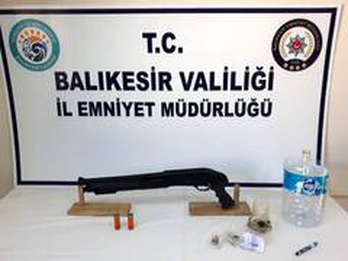 Son dakika haberi | Balıkesir\'de polis 6 aranan şahıs yakalarken, 2 silah ele geçirdi
