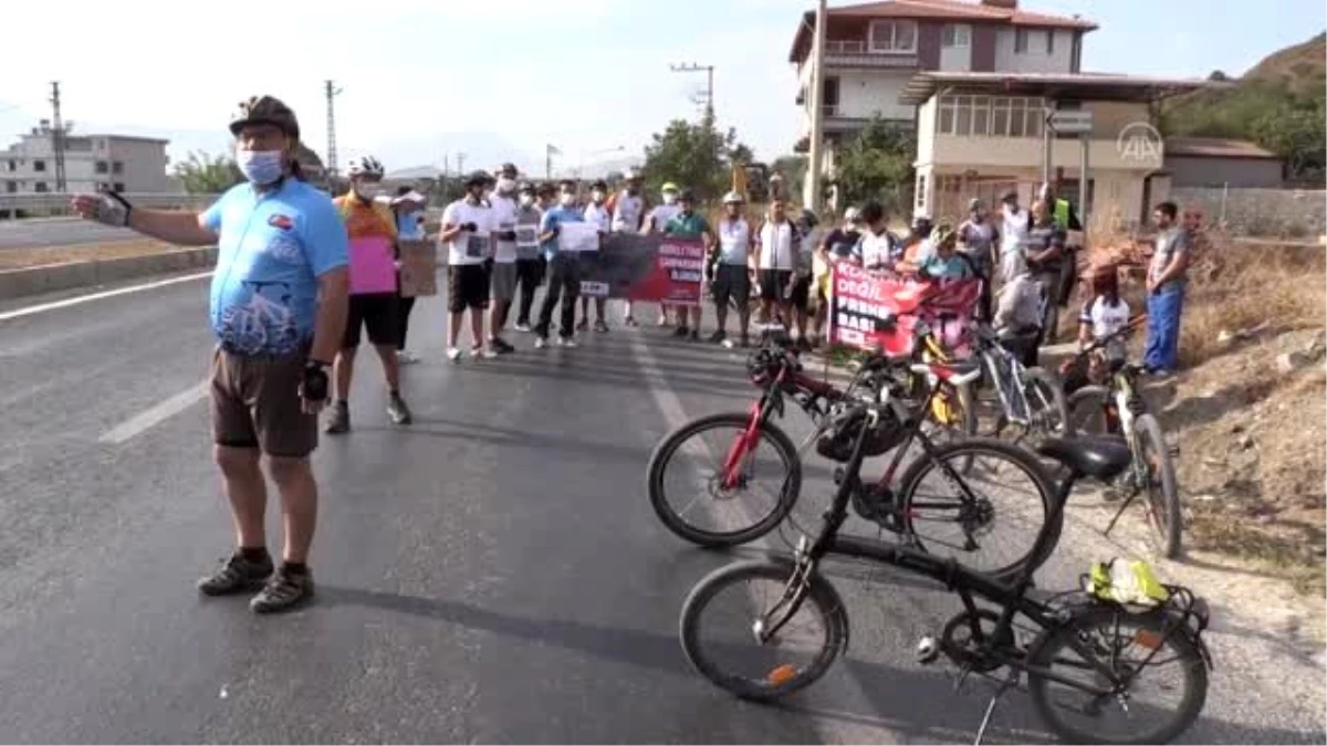 Bisikletliler trafik kazalarına dikkat çekmek için eylem yaptı