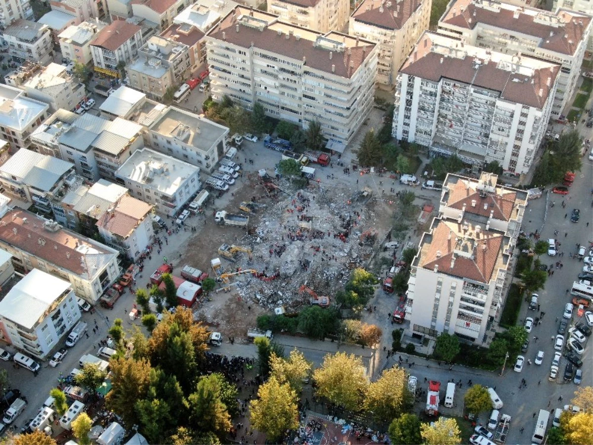 Deprem sonrası İzmir\'de son durum havadan görüntülendi