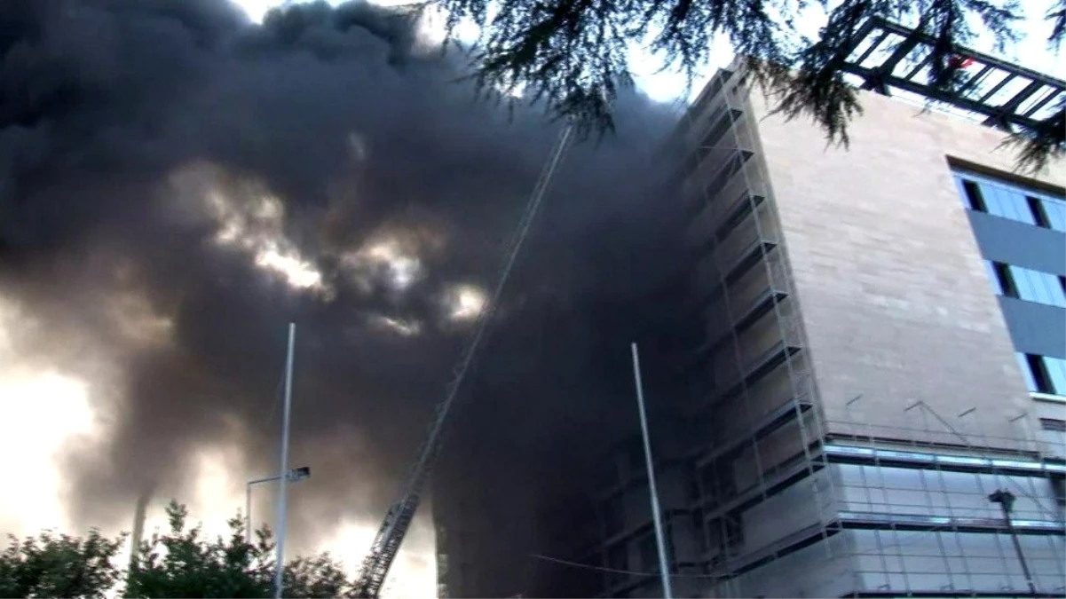 Son dakika 3. sayfa: İstanbul Üniversitesi Çapa Tıp Fakültesi Hastanesi inşaatında yangın çıktı. Olay yerine itfaiye ekipleri sevk edildi.