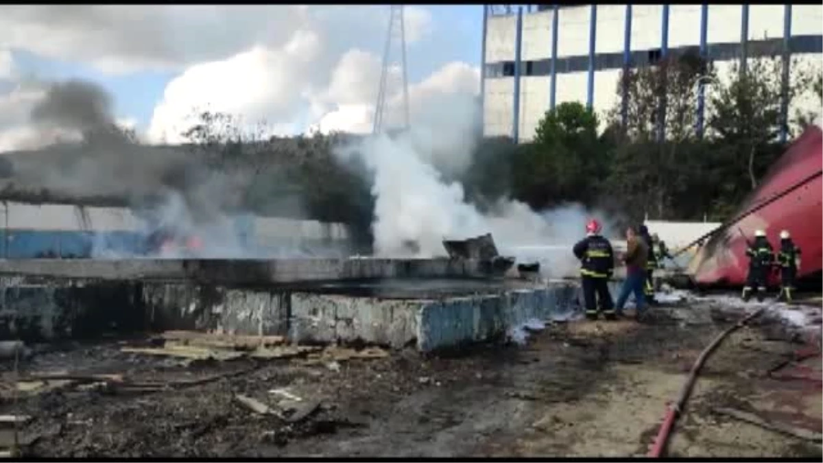 Kocaeli\'de yağ ayrıştırma fabrikasının sökümü sırasında çıkan yangın söndürüldü