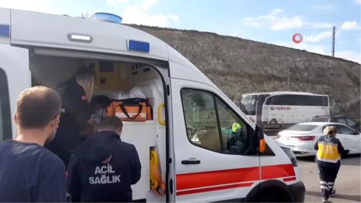 Kocaeli TEM Otoyolunda otomobil bariyerlere saplandı: 4 yaralı