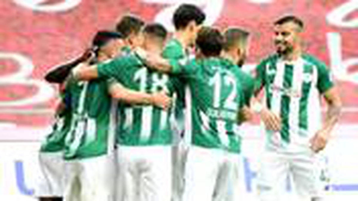 Konyaspor, Başakşehir maçı kadrosunun görselinde İzmir'in ilçelerine yer verdi