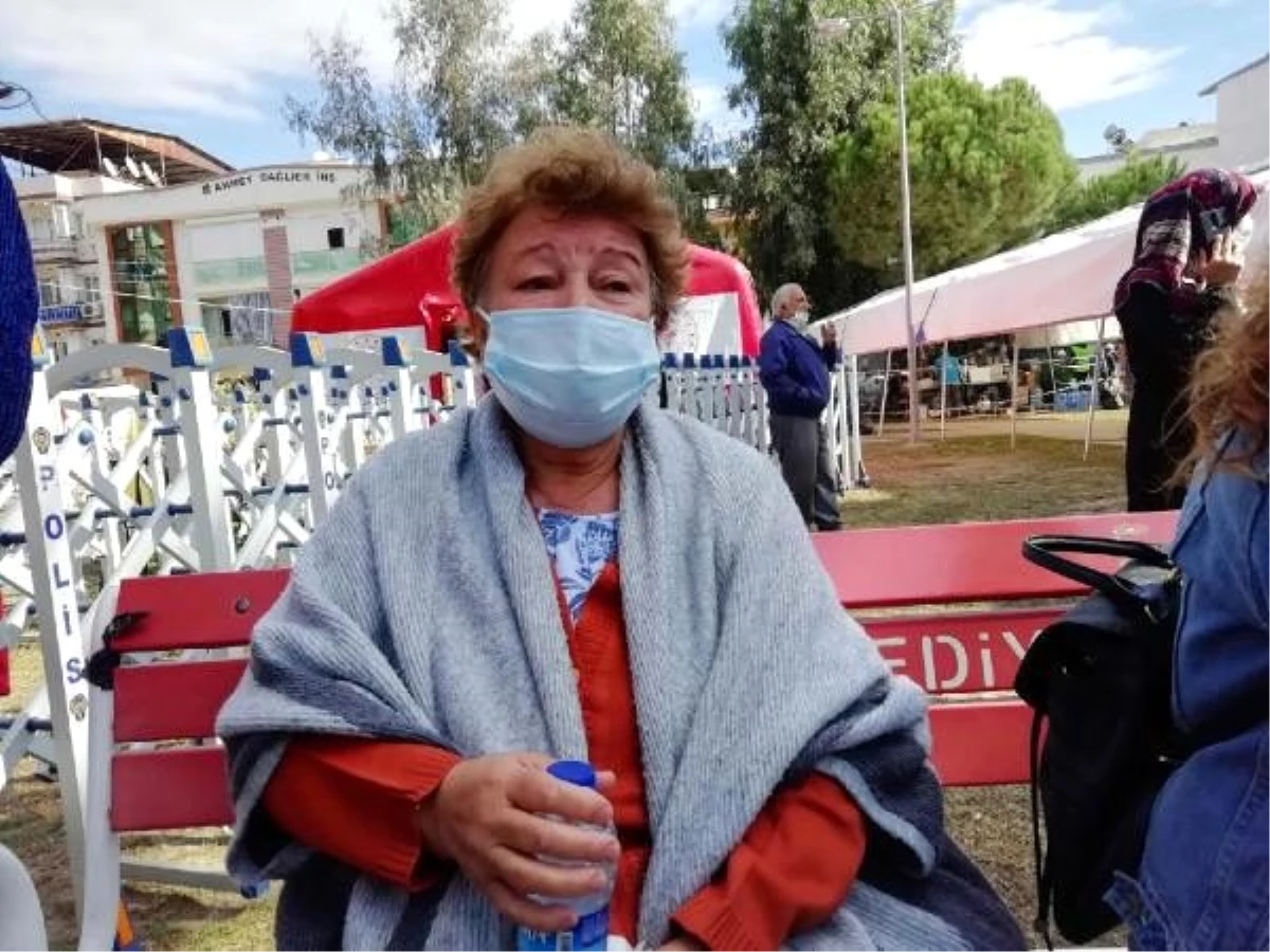 Koronavirüs nedeniyle ayrıldığı evinin depremde yıkıldığını gördü, komşuları için gözyaşı döktü