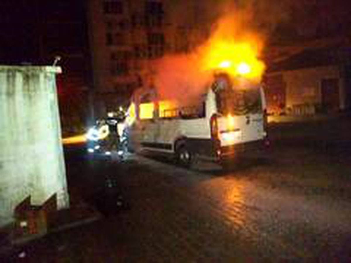 Park halindeki minibüs alev alev yandı