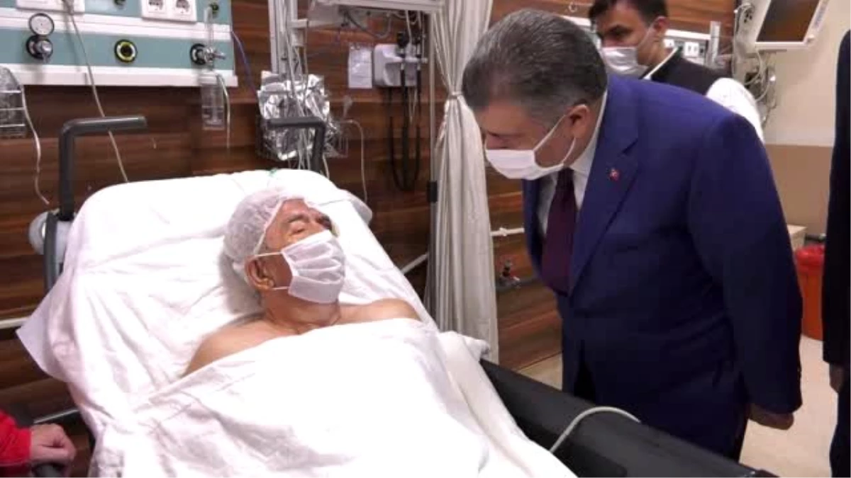 Son dakika: Sağlık Bakanı Koca, 33 saat sonra enkazdan çıkarılan Ahmet Çitim\'i hastanede ziyaret etti