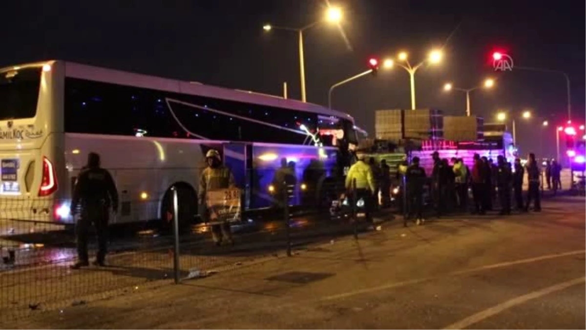 Son dakika... Uşak\'ta yolcu otobüsü tırla çarpıştı: 1 ölü, 8 yaralı