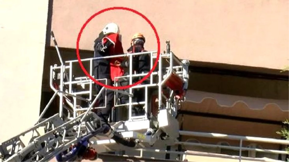 Yan yatan binanın balkonundan aldıkları Türk bayrağını önce öptüler, sonra katlayıp aşağı indirdiler