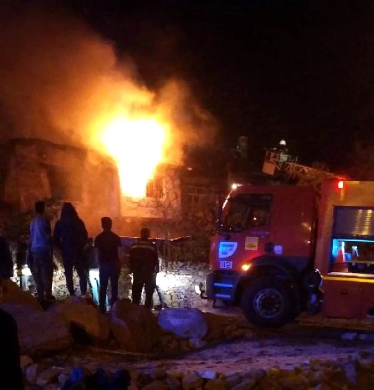 Son dakika haberleri... Yangında çöken çatı enkazının altında kalan yaşlı adam öldü