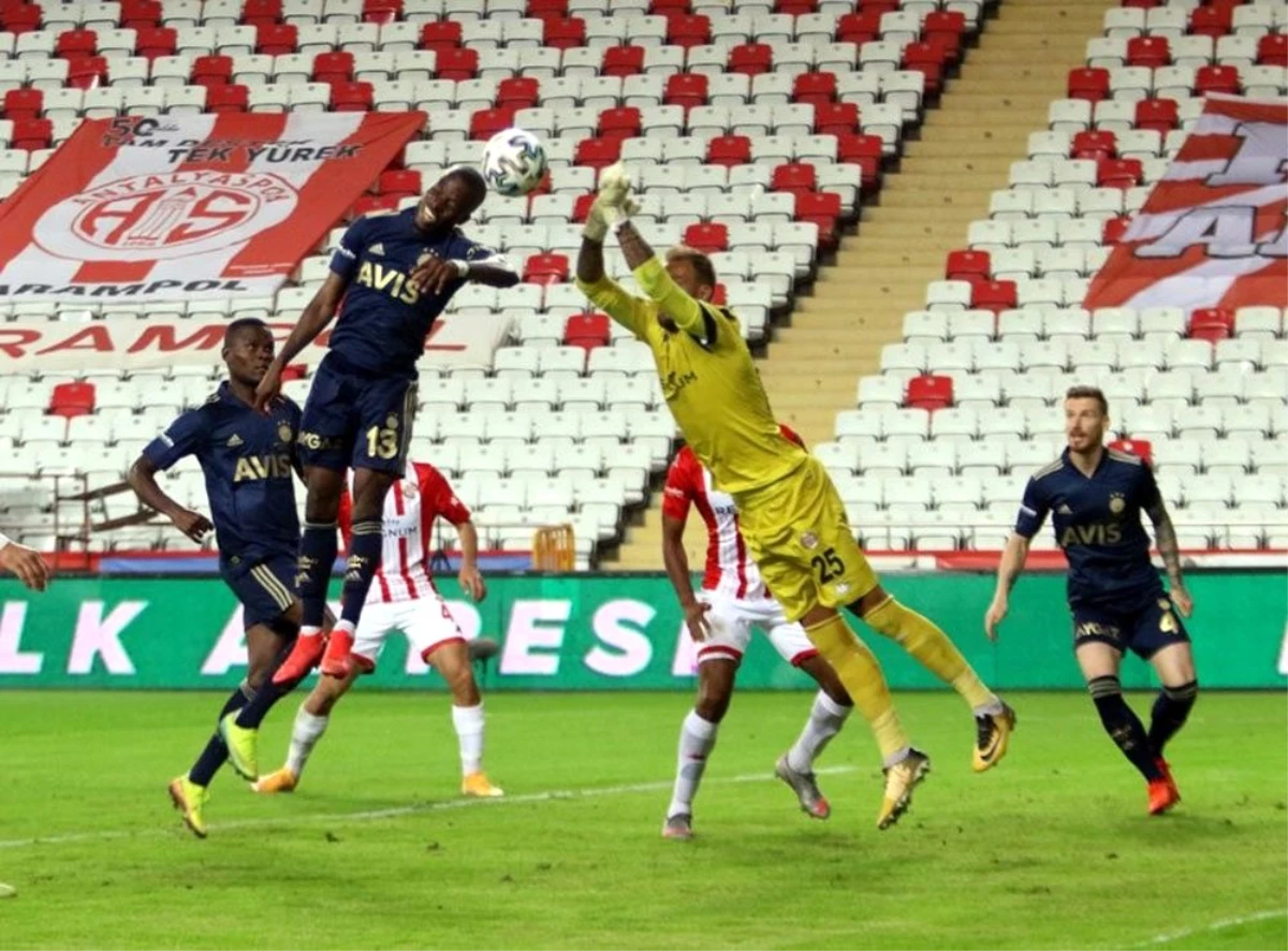 Antalyaspor\'u deplasmanda 2-1 yenen Fenerbahçe, maç fazlasıyla lider oldu