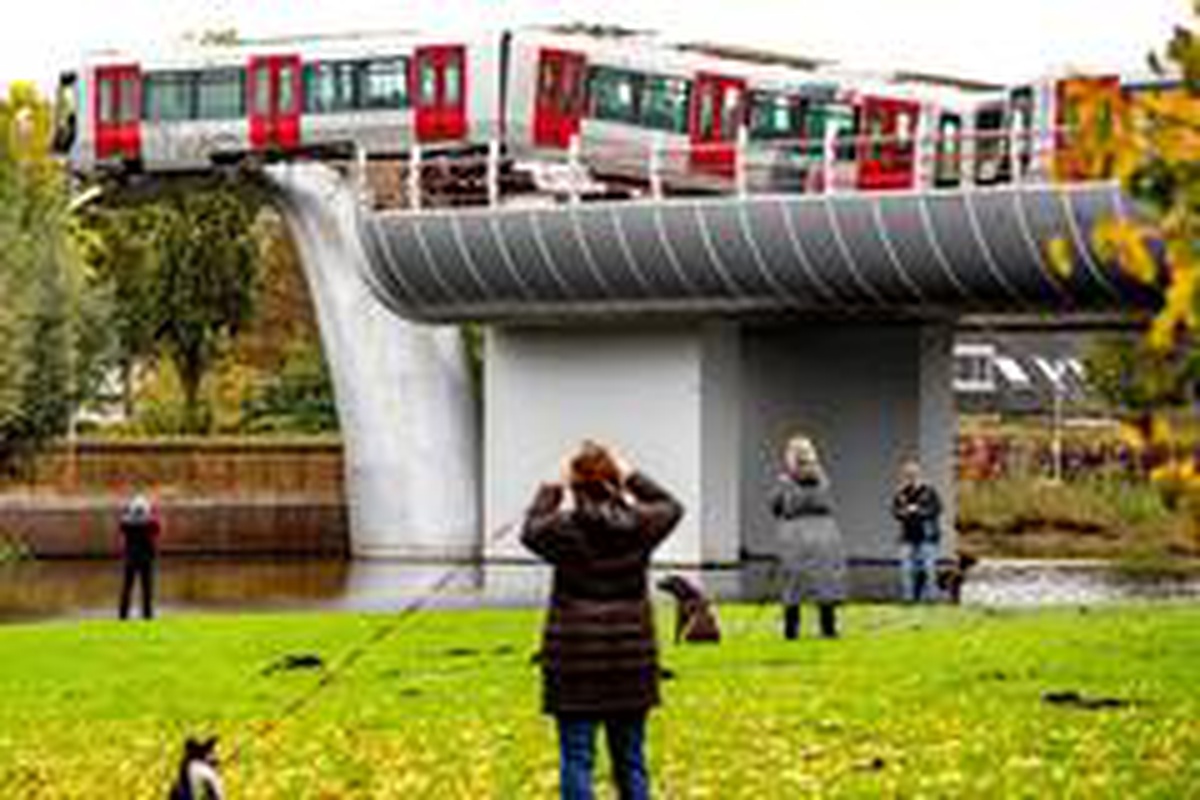 balina heykeline çarpan metro 10 metre yükseklikte asılı kaldı