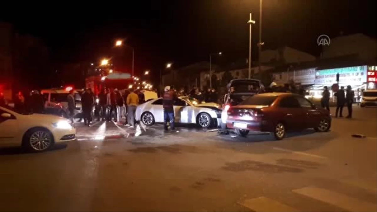 Bayburt\'ta 3 otomobilin karıştığı zincirleme trafik kazasında 7 kişi yaralandı