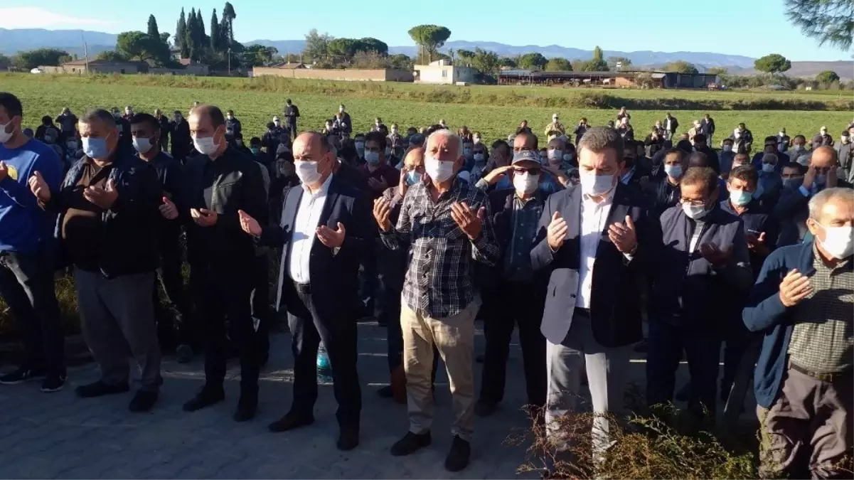 Depremde hayatını kaybeden yaşlı kadın Bergama\'da toprağa verildi