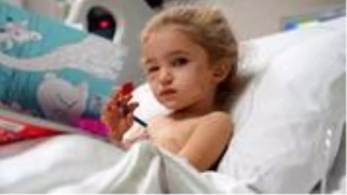 Depremin simgesi minik Elif\'in yeni görüntüleri ortaya çıktı: Oyuncaklarıyla oynayıp boyama yaptı