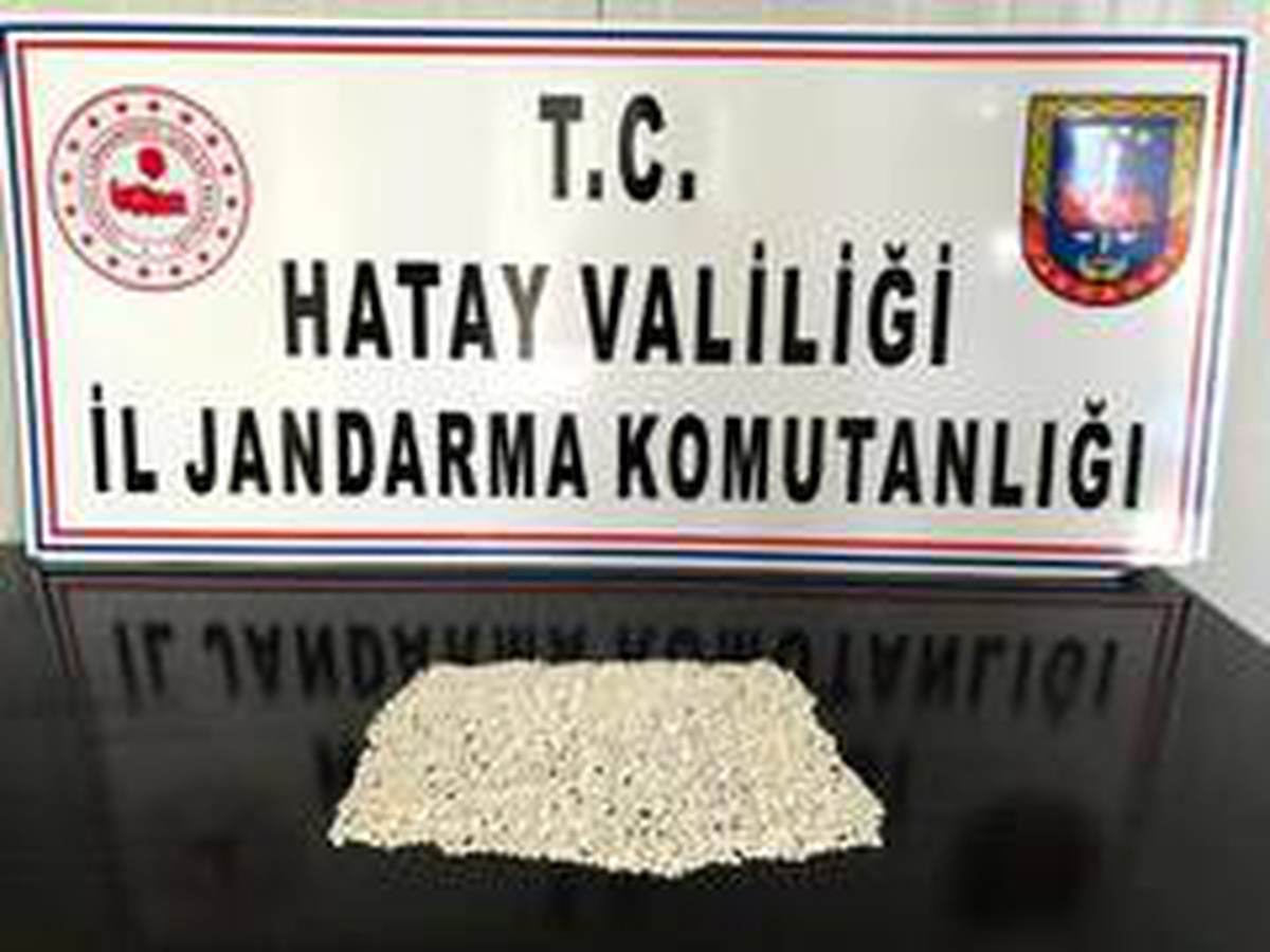 Hatay\'da motosikletten atılan poşetten uyuşturucu hap çıktı