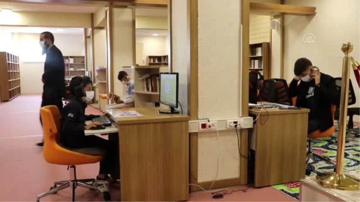 Hayırseverlerin desteğini alan imam, cami kütüphanesini dezavantajlı öğrencilerin eğitimine sundu