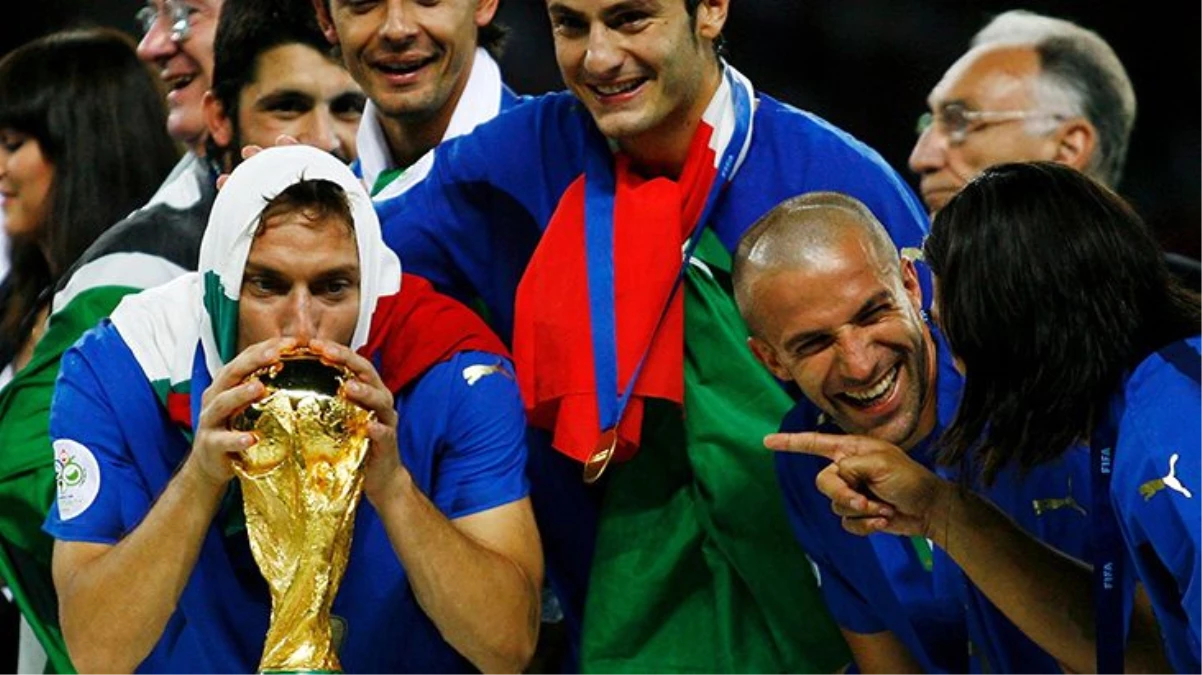 İtalya\'nın efsane futbolcusu Francesco Totti, korona oldu