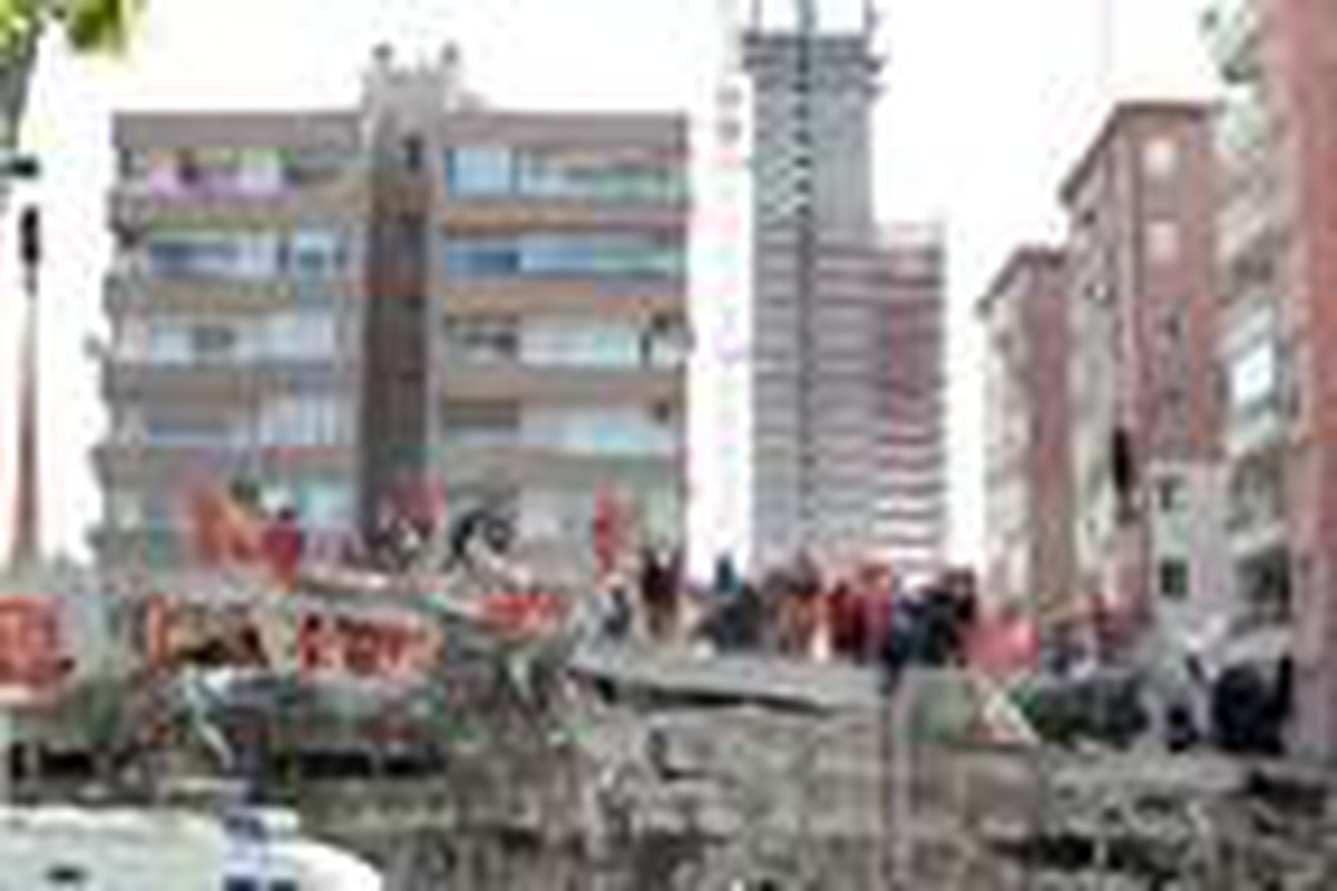 Son Dakika | İzmir\'de yıkılan binalarla ilgili 9 gözaltı
