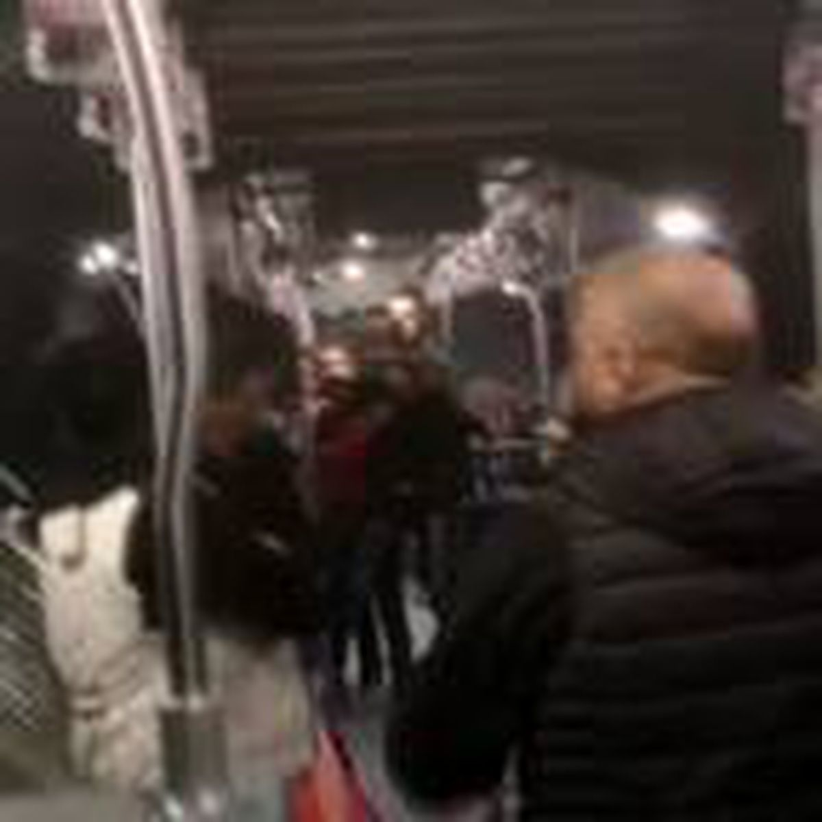 Son dakika haberi! Metrobüste dehşet anları; Bıçaklı kavga kamerada