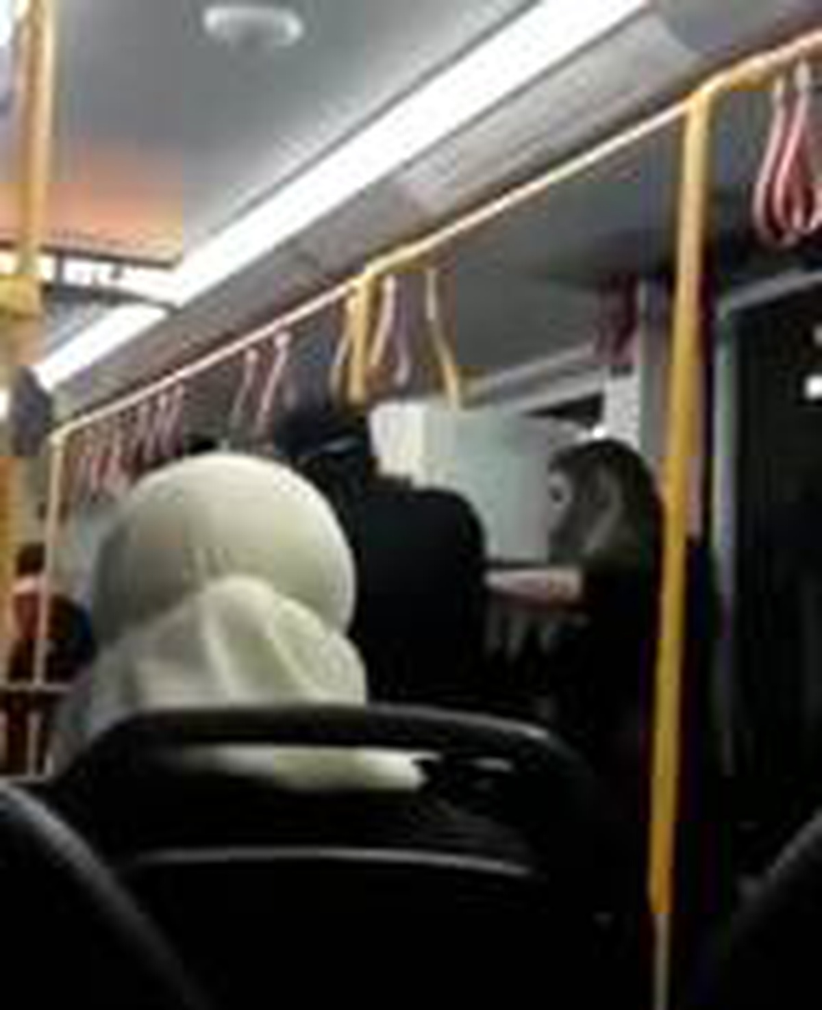 Metroda sarılan çifte, \'Kötü örnek oluyorsunuz\' deyince kavga çıktı