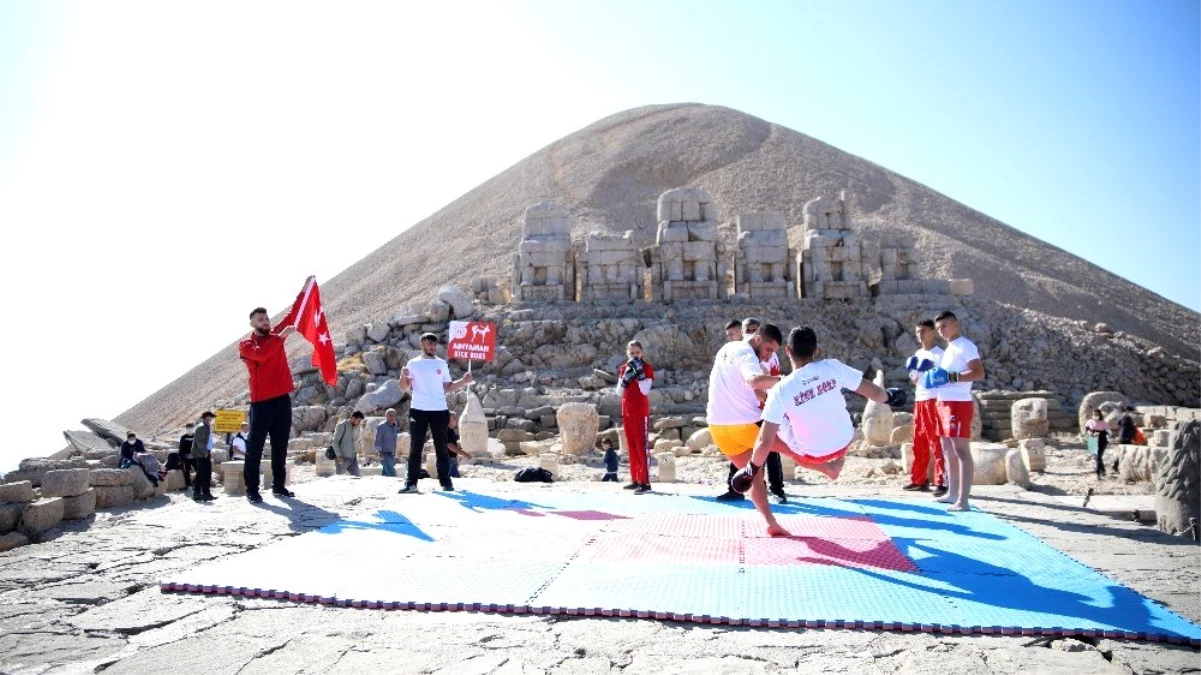 Nemrut\'un zirvesinde kick boks gösterisi