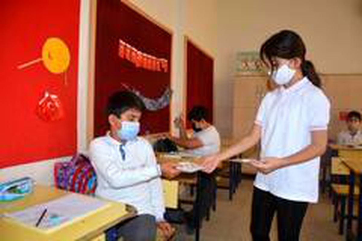 Pandemi sürecinde babaannesinden öğrendi, arkadaşları için maske dikti