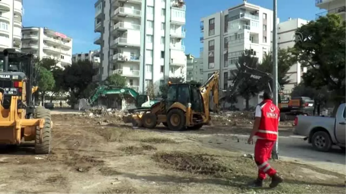 Yıkılan binanın içinde bir delik bulup hayata tutundular