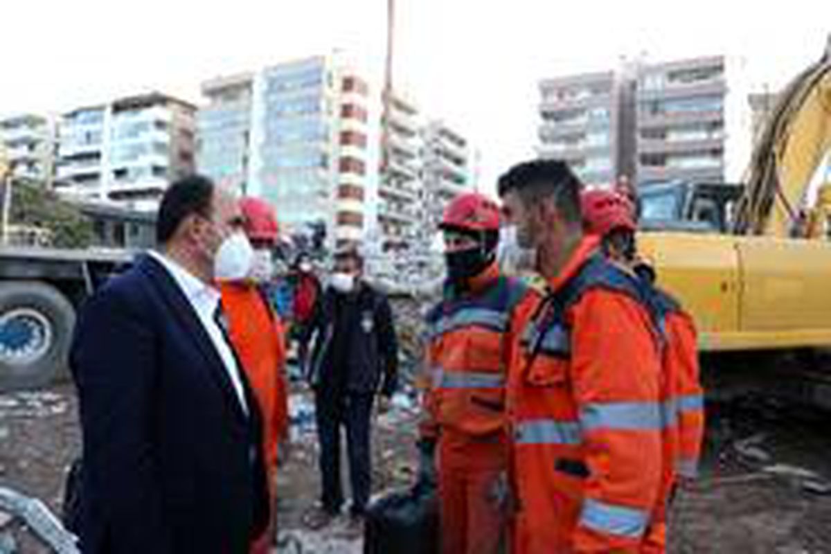 Başkan Altay İzmir\'de deprem bölgesini ziyaret etti