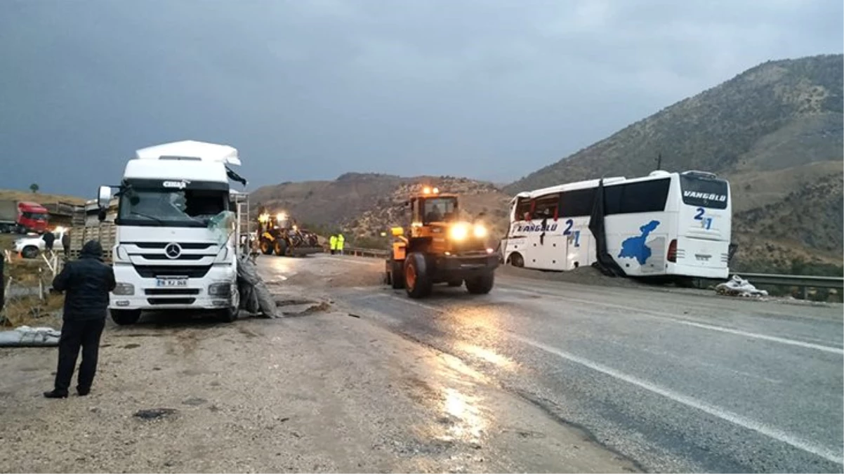 Siirt-Bitlis karayolunda tır ile yolcu otobüsü çarpıştı! 4 ölü ve çok sayıda yaralı var