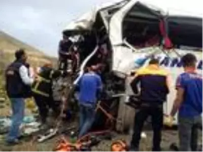 Son dakika haber! Bitlis'te yolcu otobüsü ile TIR çarpıştı: 2 ölü, 12 yaralı Son dakika haber! Bitlis'te yolcu otobüsü ile TIR çarpıştı: 2 ölü, 12 yaralı