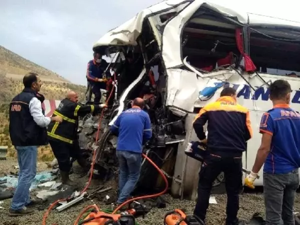 Son Dakika Haber Bitlis Te Yolcu Otobusu Ile Tir Carpisti 2 Olu 12 Yarali Son Dakika