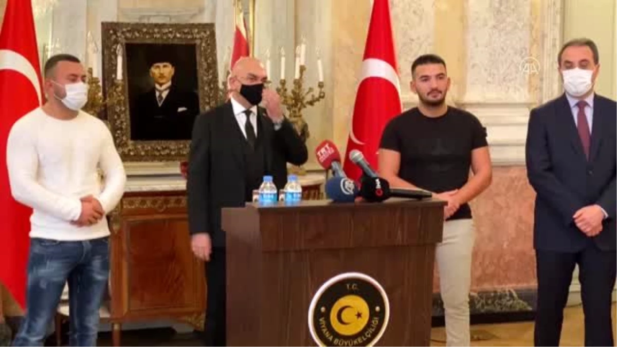 Büyükelçi Ceyhun Avusturya\'daki saldırıda polisi kurtaran Türk gençlerle görüştü